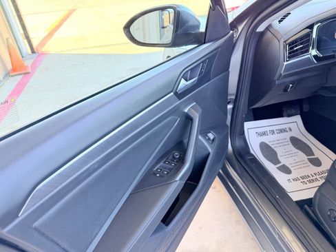Used 2024 Volkswagen Jetta SE FWD image 6