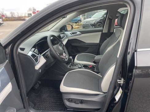 Certified 2025 Volkswagen Taos SE w/ Panoramic Sunroof Package image 7