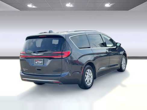 Used 2021 Chrysler Pacifica Touring-L image 8