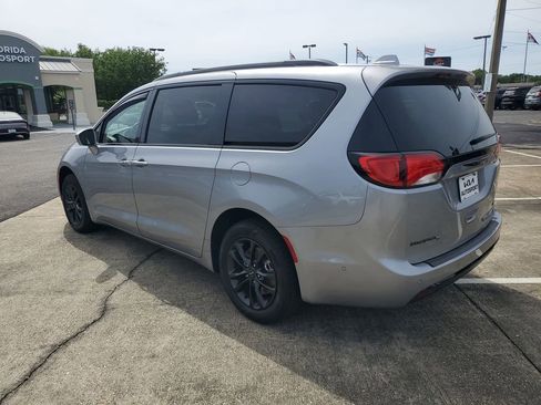 Used 2020 Chrysler Pacifica Touring-L w/ Advanced Safetytec Group AWD/4WD image 3