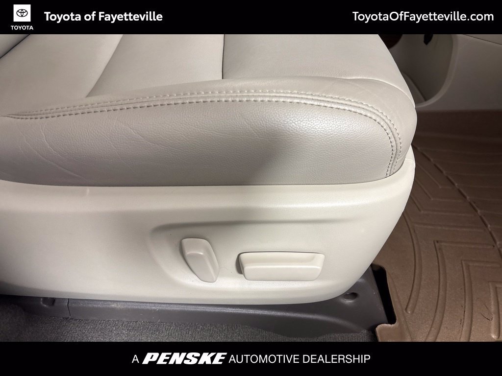 Used 2020 Toyota Sienna XLE w/ XLE Navigation Package FWD image 15