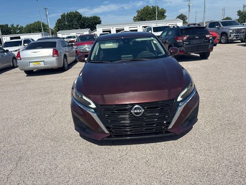 Used 2023 Nissan Altima 2.5 SV FWD image 2