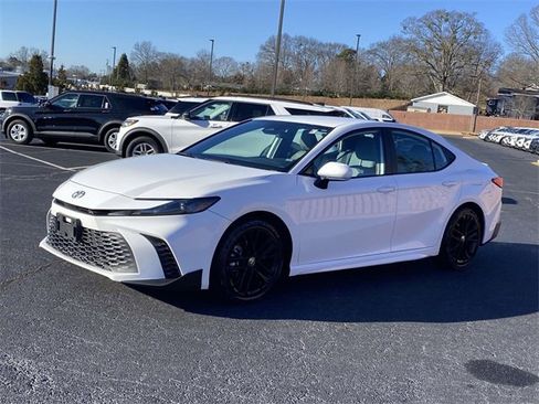 Used 2025 Toyota Camry SE image 3