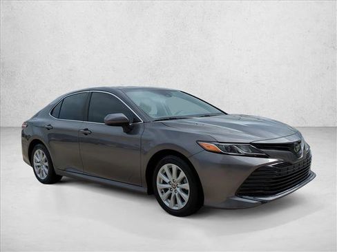 Used 2020 Toyota Camry LE image 3