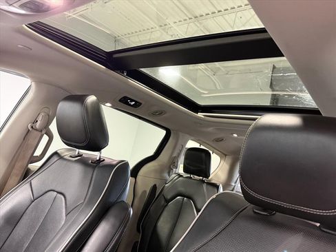 Used 2022 Chrysler Pacifica Limited image 17