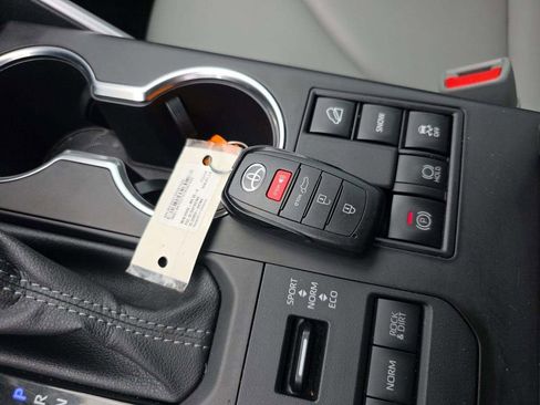 Used 2024 Toyota Highlander XLE AWD/4WD image 19