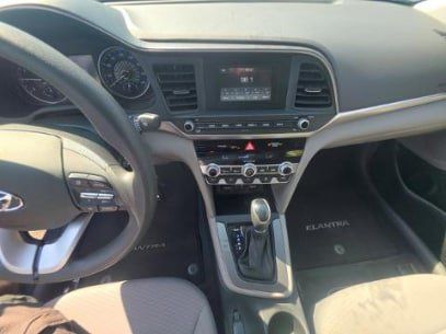 Used 2020 Hyundai Elantra SE FWD image 14
