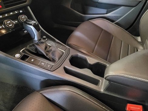 Used 2024 Volkswagen Jetta SE w/ Panoramic Sunroof Package FWD image 26