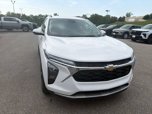 Used 2025 Chevrolet Trax LT FWD image 7
