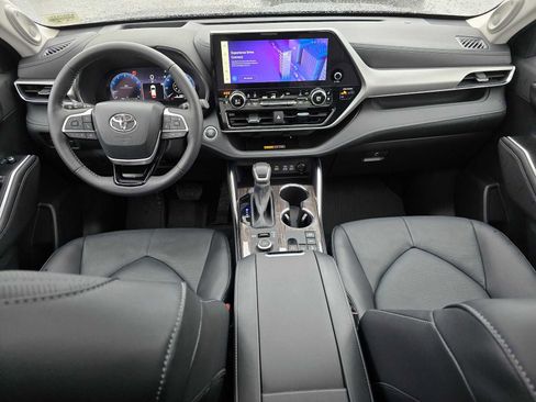 Certified 2025 Toyota Highlander Platinum image 18