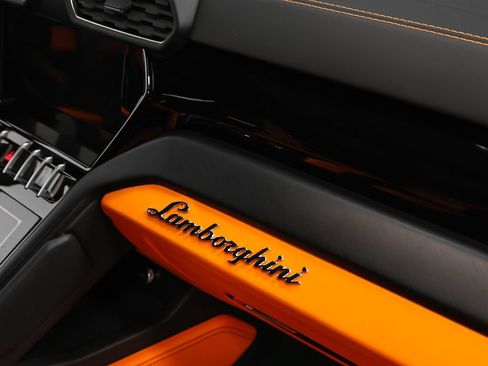 Used 2022 Lamborghini Urus AWD/4WD image 25