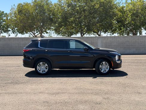 Used 2024 Mitsubishi Outlander ES FWD image 2