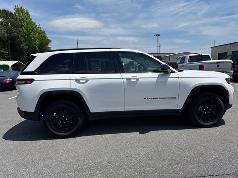 Certified 2024 Jeep Grand Cherokee Altitude RWD image 4