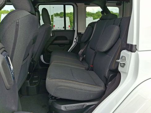Used 2025 Jeep Wrangler Unlimited Sahara w/ Safety Group AWD/4WD image 10