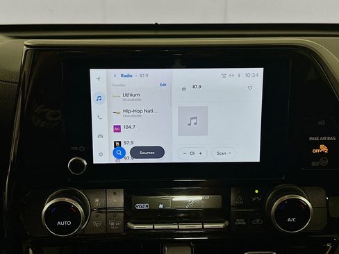 Used 2025 Toyota Highlander LE image 19