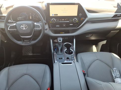 Used 2023 Toyota Highlander Platinum FWD image 11