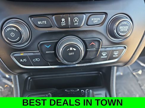 Used 2021 Jeep Cherokee Latitude Plus FWD image 20