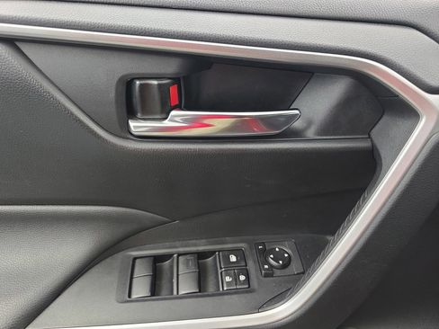 Used 2020 Toyota RAV4 XLE w/ Convenience Package FWD image 22