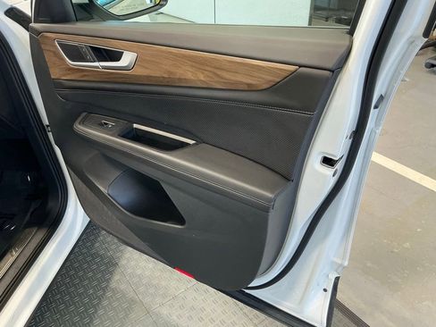 Used 2025 Volkswagen Atlas SE FWD image 33