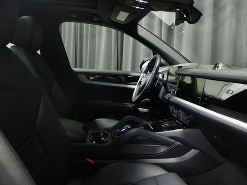 Used 2024 Porsche Cayenne image 32