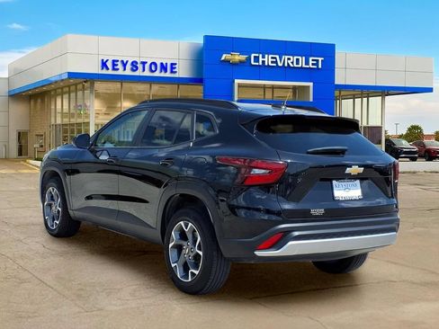 Used 2025 Chevrolet Trax LT FWD image 5