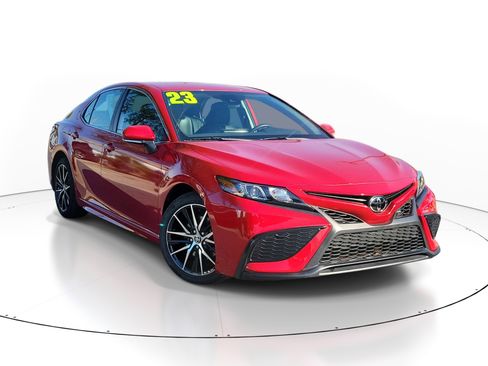 Used 2023 Toyota Camry SE image 1
