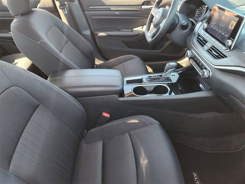 Used 2024 Nissan Altima 2.5 SV image 10