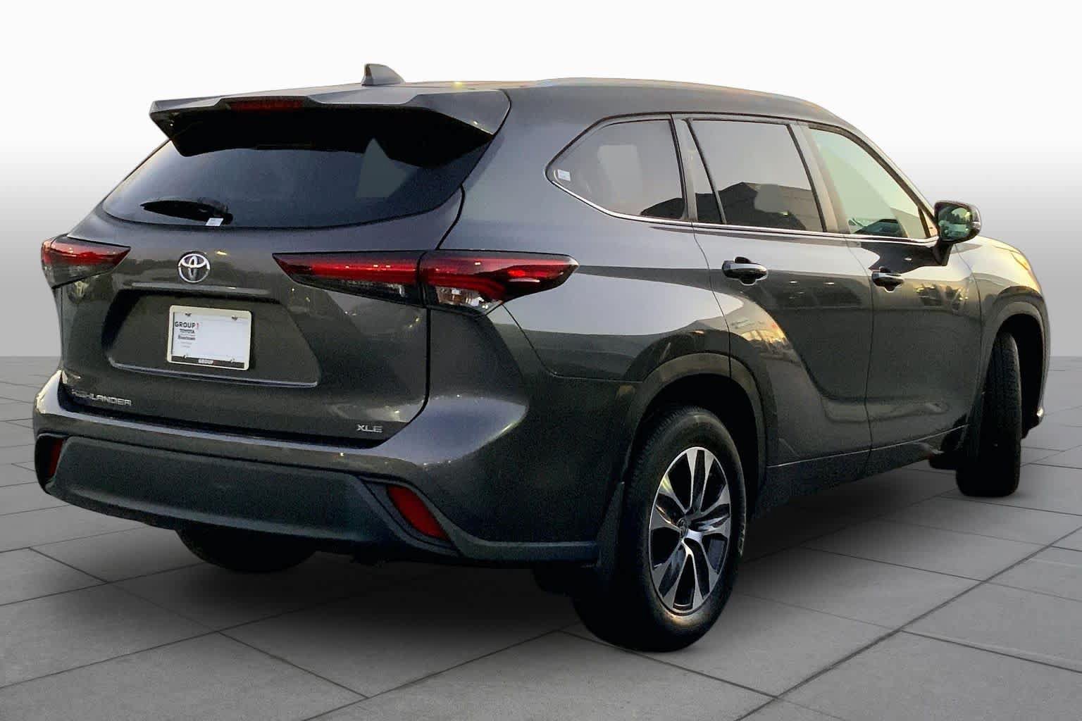 Used 2024 Toyota Highlander XLE FWD image 12