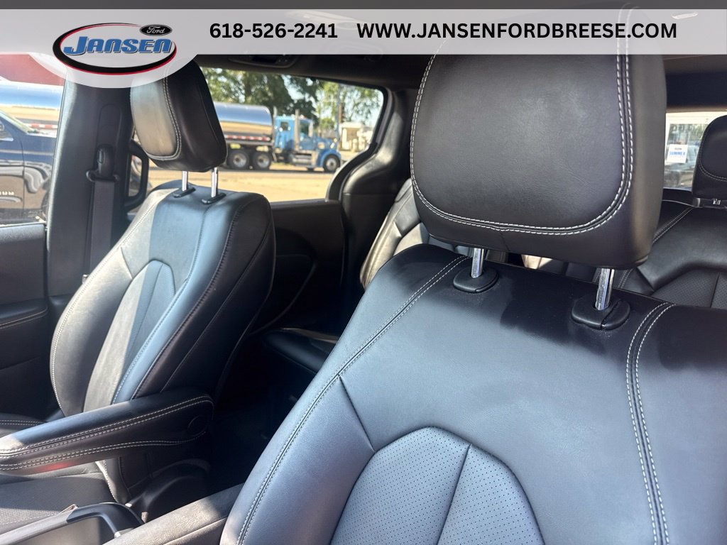 Used 2025 Chrysler Pacifica Select FWD image 13