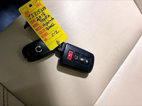Used 2018 Toyota Highlander XLE AWD/4WD image 15