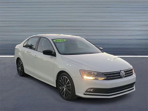 Used 2016 Volkswagen Jetta Sport image 2