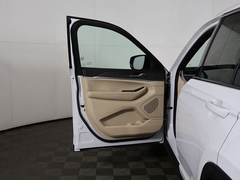Used 2024 Jeep Grand Cherokee Limited AWD/4WD image 19