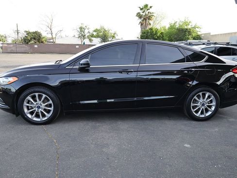 Used 2017 Ford Fusion SE w/ Fusion SE Technology Package FWD image 7