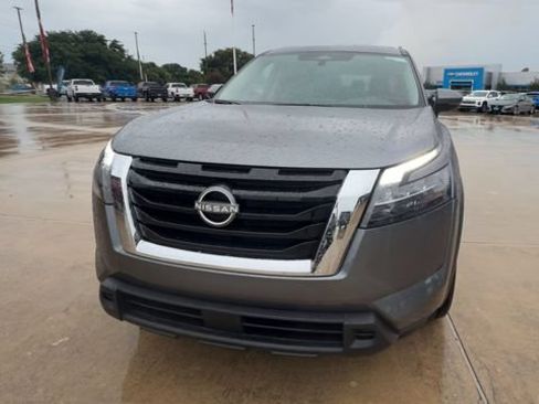 Used 2025 Nissan Pathfinder SV FWD image 3
