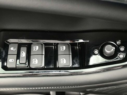 Used 2023 Jeep Grand Cherokee Overland w/ Luxury Tech Group IV AWD/4WD image 8