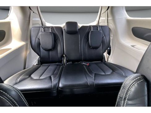 Used 2024 Chrysler Pacifica Touring-L FWD image 41