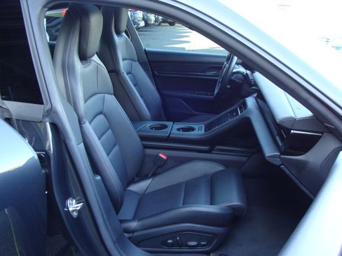 Used 2022 Porsche Taycan image 10