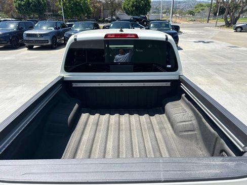 Used 2025 Nissan Frontier SV w/ SV Convenience Package RWD image 11