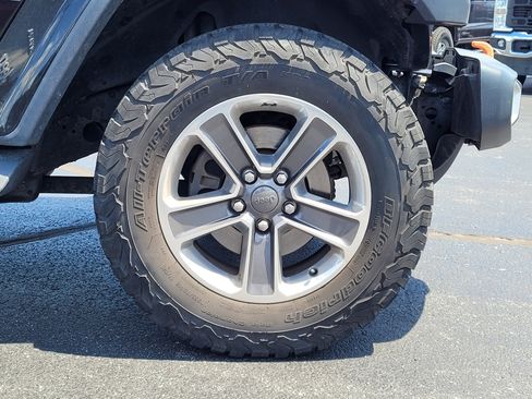 Used 2018 Jeep Wrangler Unlimited Sahara w/ Uconnect 4C Nav & Sound Group AWD/4WD image 10