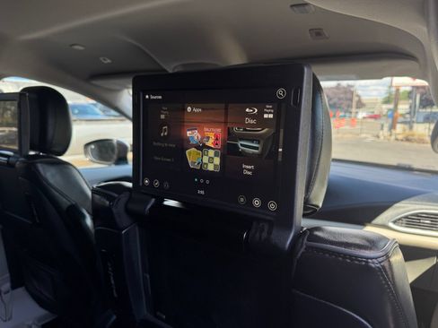Used 2019 Chrysler Pacifica Limited w/ Advanced Safetytec Group FWD image 23