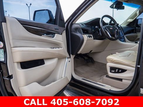 Used 2018 Cadillac Escalade Luxury RWD image 32