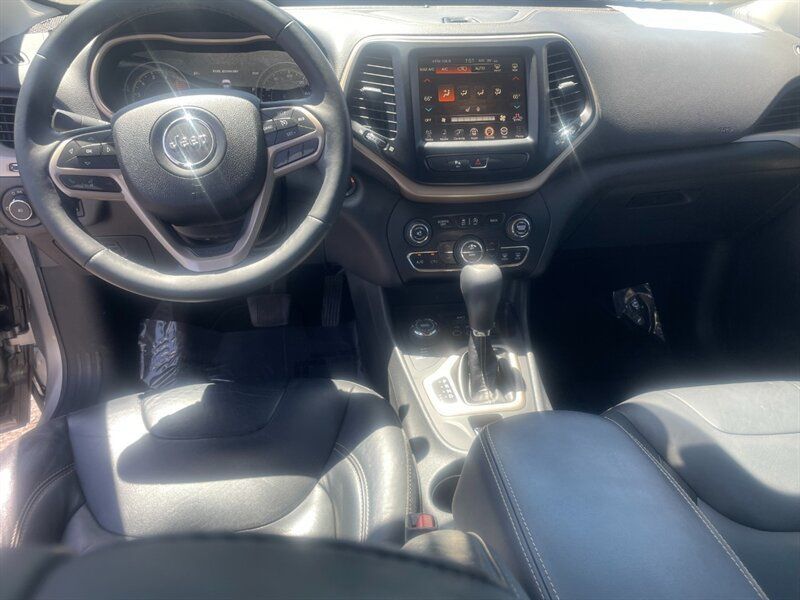 Used 2017 Jeep Cherokee Limited AWD/4WD image 7