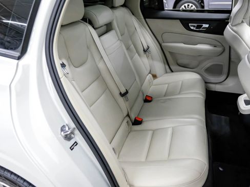 Used 2020 Volvo V60 T5 Momentum image 34