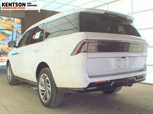 Used 2025 Lincoln Navigator Reserve image 5