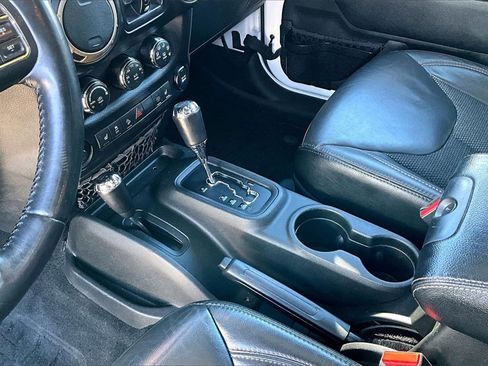 Used 2017 Jeep Wrangler Unlimited Sahara image 15