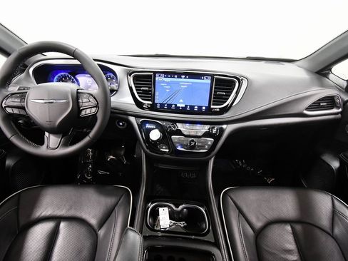 Used 2025 Chrysler Pacifica Limited image 3