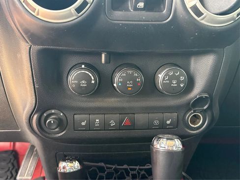 Used 2016 Jeep Wrangler Unlimited Rubicon w/ Connectivity Group AWD/4WD image 27