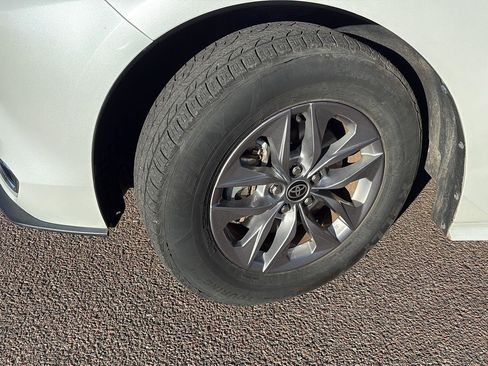 Used 2023 Toyota Sienna XLE image 4