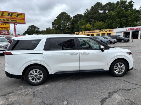 Used 2023 Kia Carnival LX image 6