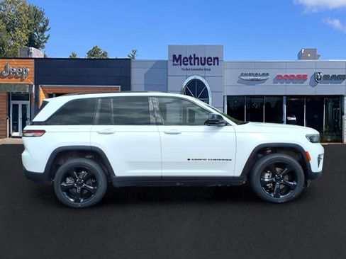 Used 2023 Jeep Grand Cherokee Limited w/ Black Appearance Package AWD/4WD image 2
